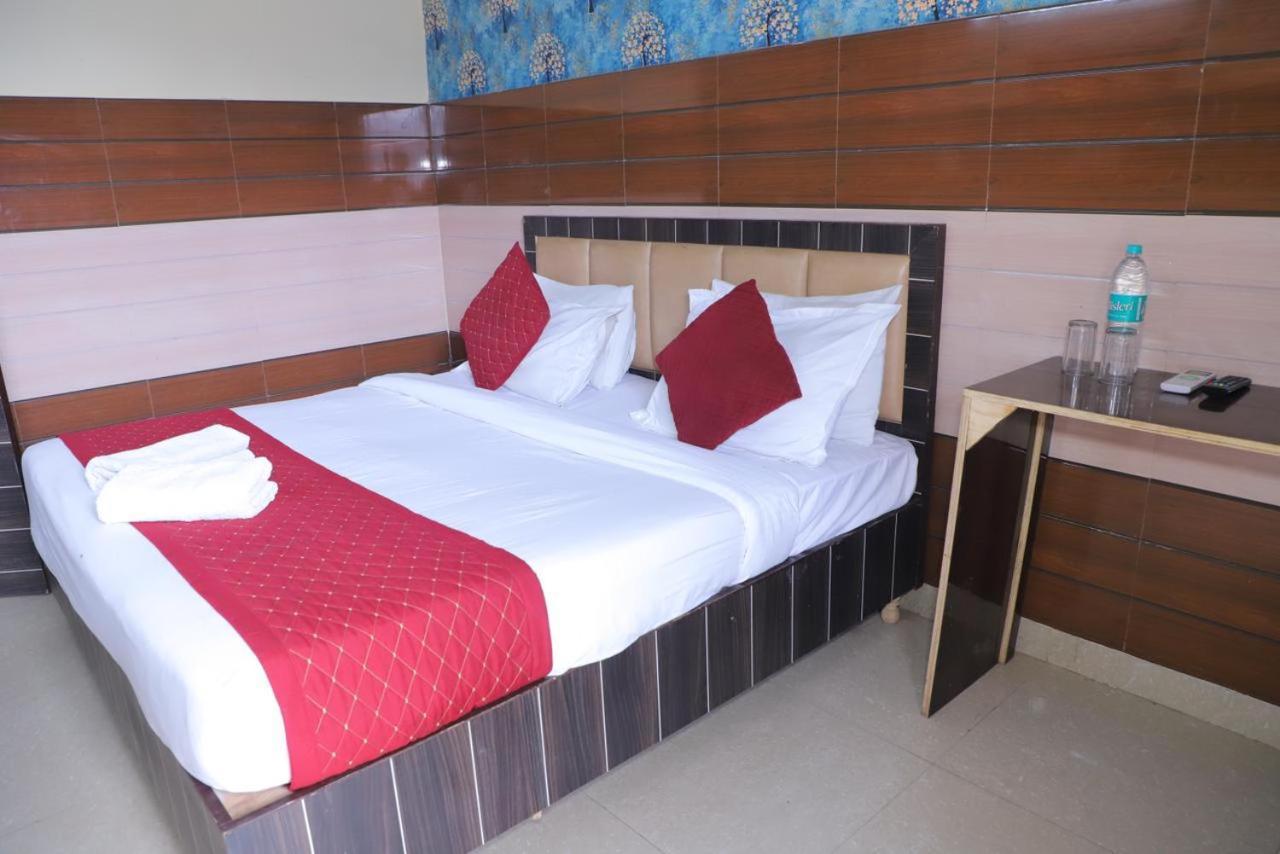 Hotel Aditya Residency Near Sector 63 Metro Station Ноида Екстериор снимка
