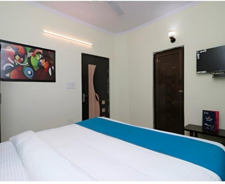Hotel Aditya Residency Near Sector 63 Metro Station Ноида Екстериор снимка
